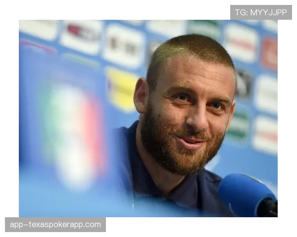 看台上的德罗西：罗马新帅现场考察对手，专注记录