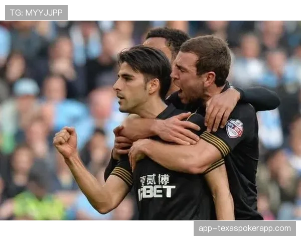 特写镜头：古斯托边路强行超车后传中，杰克逊头球中柱