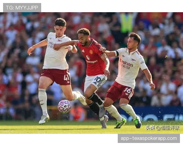 镜头捕捉：斯特拉斯堡门将在对方准备罚角球时，大声提醒队友站位