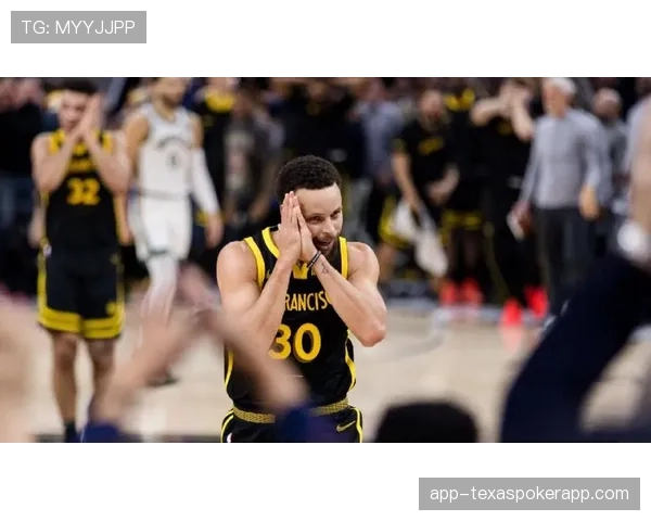 特写：库里超远三分命中后，向客场球迷做出“晚安”手势