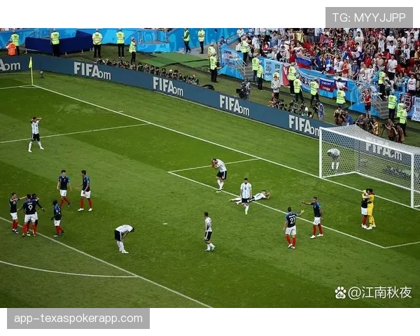 特写镜头：南特门将在扑出点球后，激动捶打胸口并与后卫拥抱庆祝